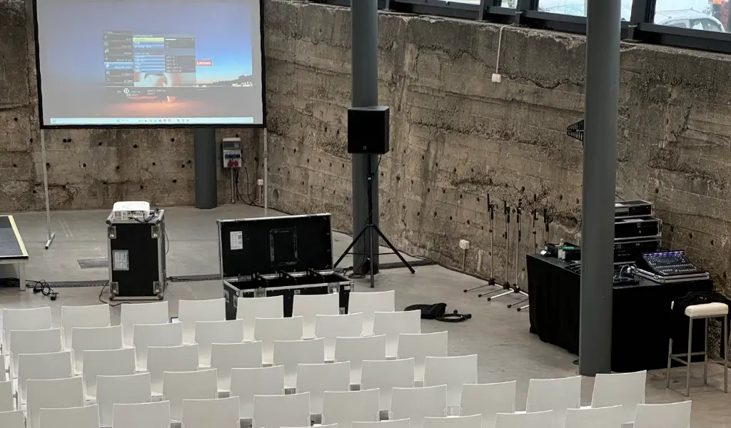 Konferenztechnik - Bühne und Bestuhlung