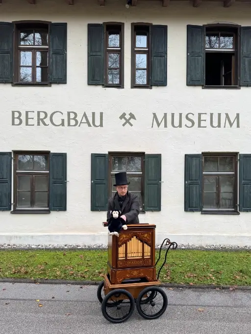 Drehorgel-Klänge vor dem Bergbaumuseum, Peißenberg