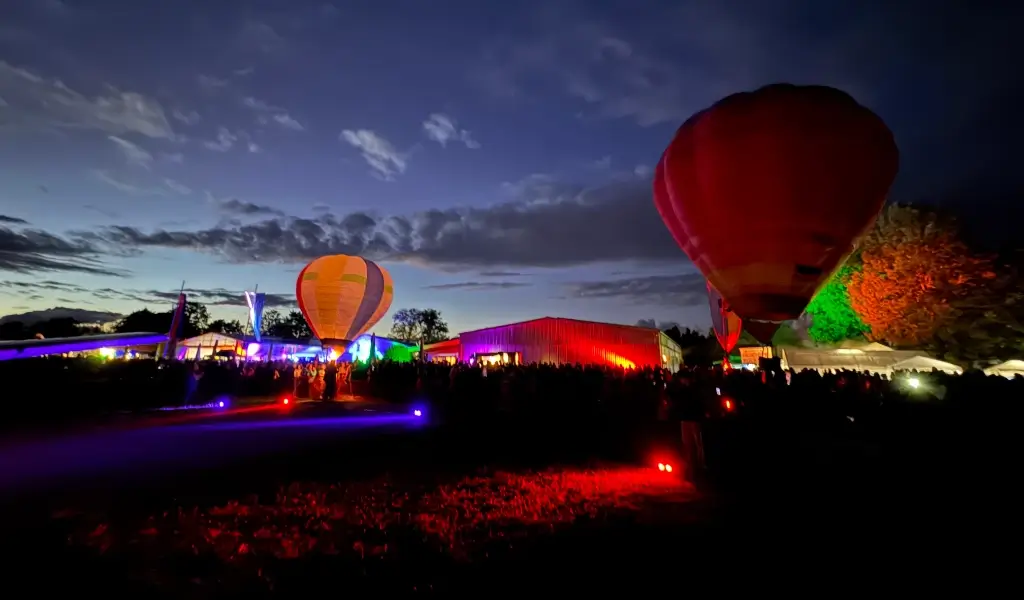 Segelflugzentrum Königsdorf - Ballonglühen und beleuchtete Hallen